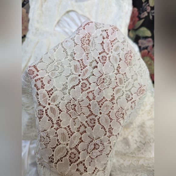 Lace dress - Picture 4 of 6